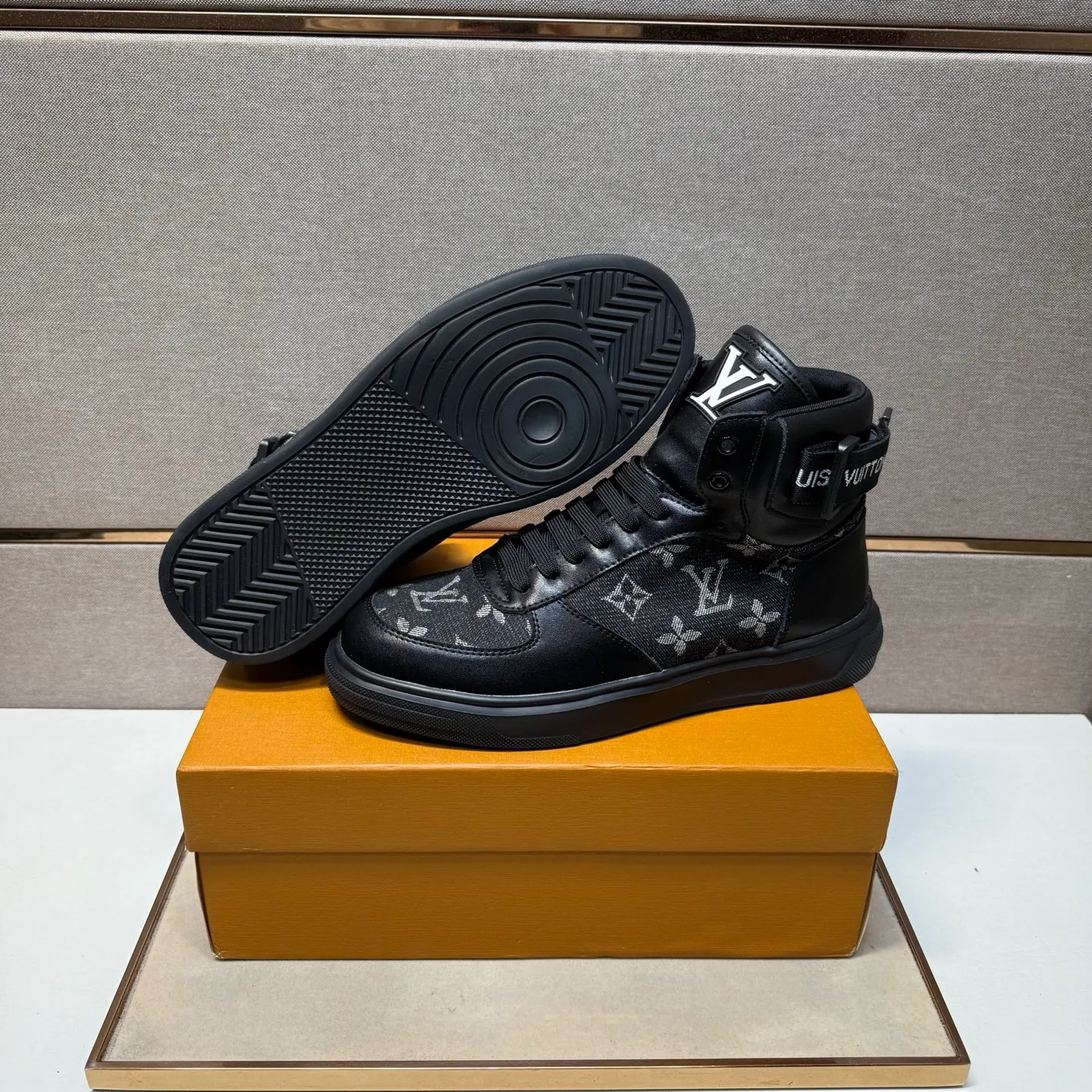 ⬛️Men's shoes 💰p420 [LV～] Men's high-top casual shoes 2025z cabinet sales simultaneously 🔶Size: 38-44 #️⃣ 🔷2 colors🔜The upper is made of multi-material splicing➕Mesh lining, comfortable and breathable, sole: original comfortable and wear-resistant outsole, ⚠️real thing📱photographed🎬real thing is better📢📢📢